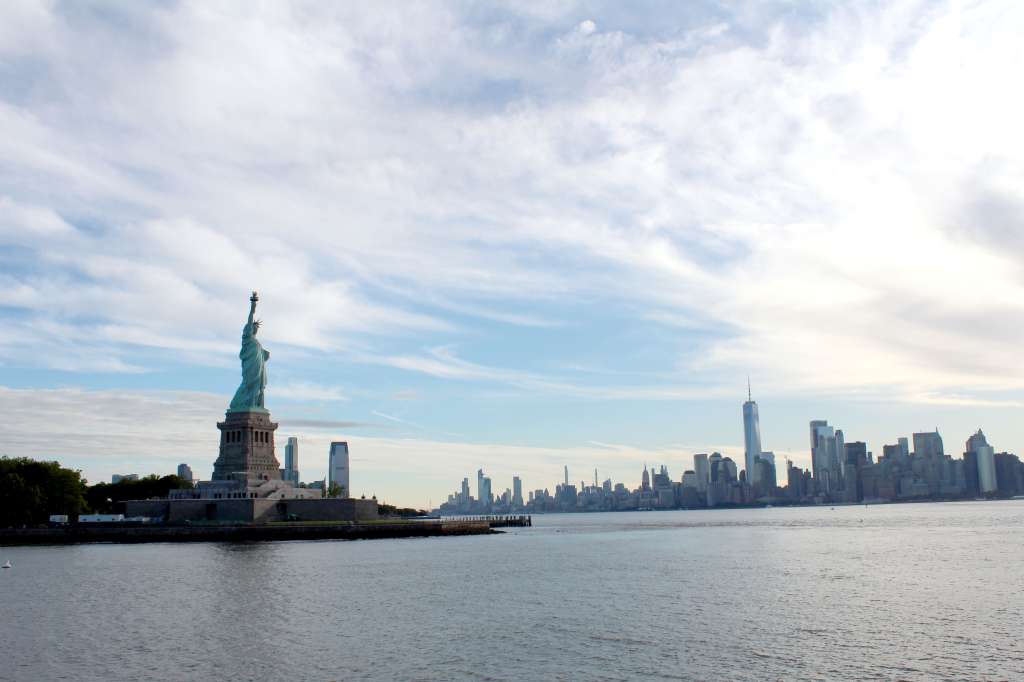 USA5858. NUEVA YORK (ESTADOS UNIDOS), 15/06/2024.- Fotografía que muestra un detalle de la Estatua de la Libertad, el 11 de junio de 2024, en Nueva York (NY, EE.UU.). Casi cuatro millones de personas visitaron el año pasado la Estatua de la Libertad, uno de los monumentos más icónicos de Nueva York y de Estados Unidos, pero muy pocos tuvieron el privilegio de subir hasta su corona, y menos todavía hasta la antorcha pensada para alumbrar el camino a la Gran Manzana. EFE/ Sarah Yáñez-Richards