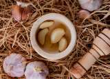 ¿Por qué no se recomienda guardar el ajo en aceite?