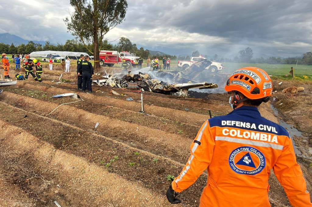 AME4119. BOYACÁ (COLOMBIA), 10/01/2026.- Fotografía publicada en la cuenta de X @DefensaCivilCo de la Defensa Civil de Colombia que muestra a integrantes de varios equipos de socorro atendiendo el accidente de una avioneta este sábado, en zona rural del departamento de Boyacá (Colombia). El cantante colombiano Yeison Jiménez, uno de los principales exponentes de la música popular del país, murió al accidentarse la avioneta en la que viajaba, informaron las autoridades. EFE/ Defensa Civil de Colombia /SOLO USO EDITORIAL NO VENTAS /SOLO DISPONIBLE PARA ILUSTRAR LA NOTICIA QUE ACOMPAÑA (CRÉDITO OBLIGATORIO)
