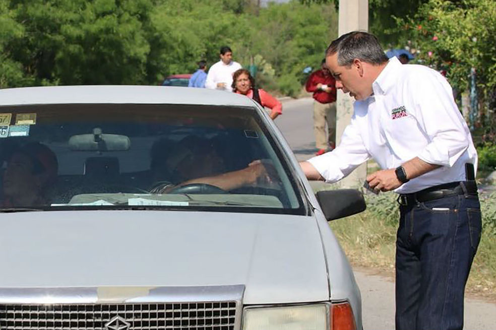 El aspirante a diputado federal Fernando Purón Johnston durante un acto de campaña. / EFE