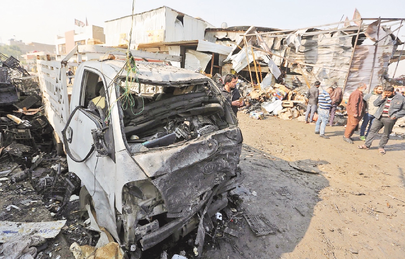 Imagen de un carro destrozado por el atentado de ayer en Bagdad.