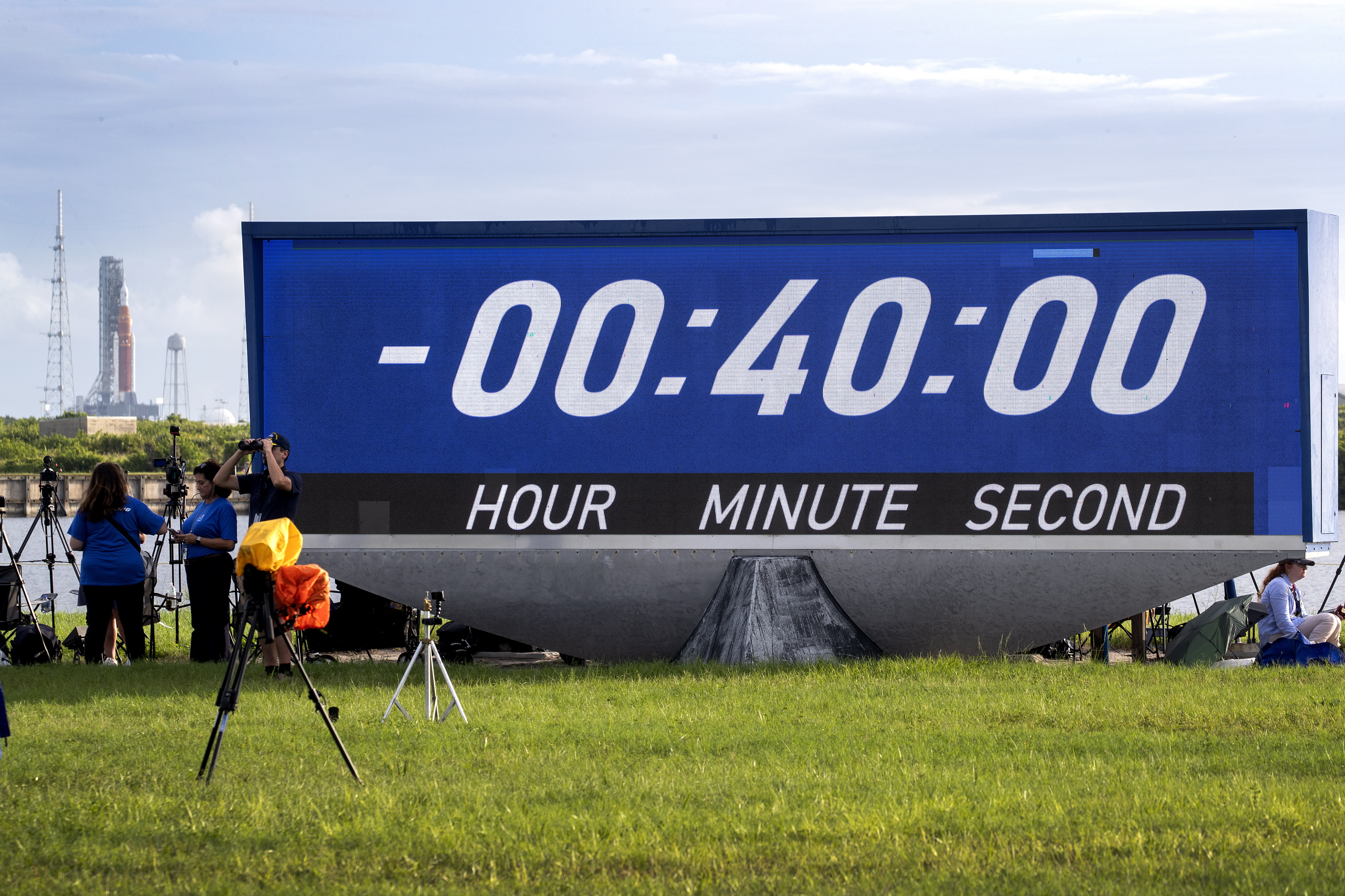 Titusville (United States), 29/08/2022.- The countdown clock of the SLS rocket with an Orion capsule, part of the Artemis 1 mission, is on a hold at T-40 minutes at the at the pad 39B in the Kennedy Space Center in Merrit Island Florida, USA, 29 August 2022. According to NASA, the hydrogen team of the rocket is discussing plans with the Artemis I launch director. The Artemis 1 mission was an uncrewed test flight of the Orion spacecraft and the first launch of the SLS. The Artemis, the US space agency's first crewed Moon mission since Apollo 17 in 1972, is a space mission with the goal of landing the first female astronaut and first astronaut of color on the Moon. (Estados Unidos) EFE/EPA/CRISTOBAL HERRERA-ULASHKEVICH EPA-EFE/CRISTOBAL HERRERA-ULASHKEVICH