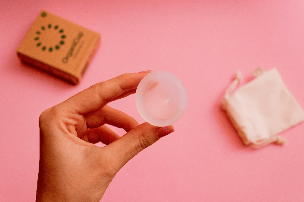 Evitar infecciones, alergias o dermatitis son algunas de las ventajas de utilizar copas menstruales durante las vacaciones.