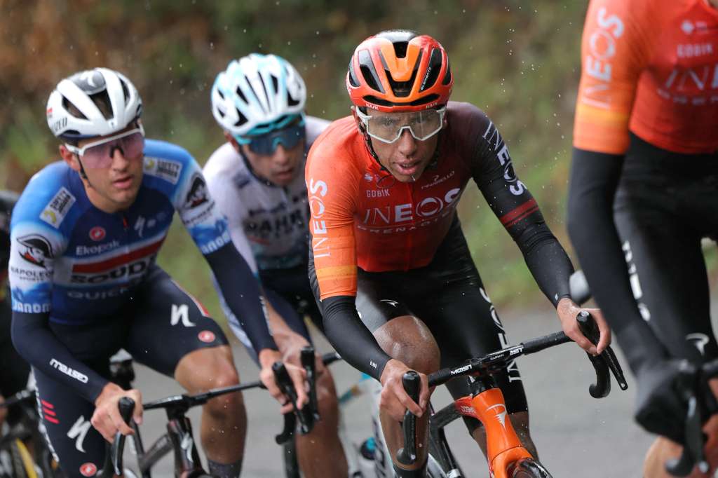 El ciclista colombiano de INEOS Grenadiers, Egan Bernal, viaja en el pelotón en la subida final durante la séptima etapa de la carrera ciclista París-Niza, 104 km entre Niza y La Madone d'Utelle, el 9 de marzo de 2024.