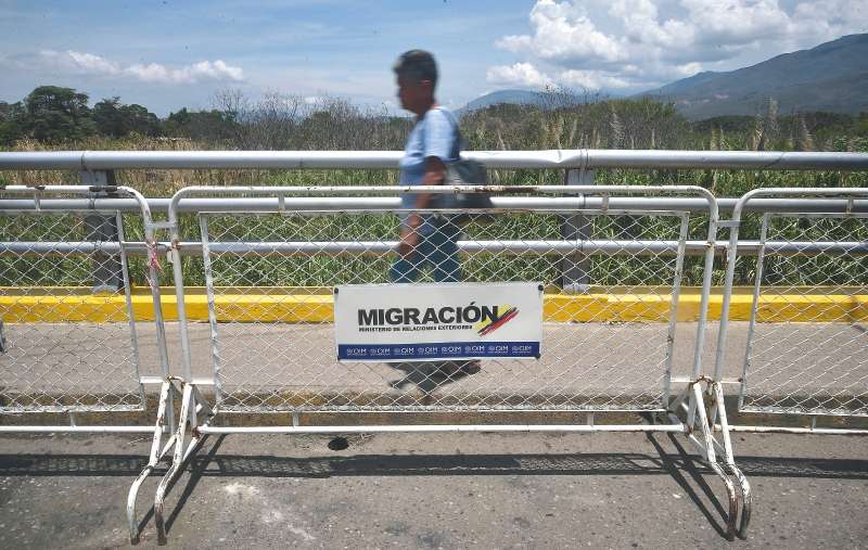 En Cúcuta, el gobierno colombiano tiene listos los corredores de entrada y salida de ciudadanos para restablecer el tránsito pleno mañana lunes.