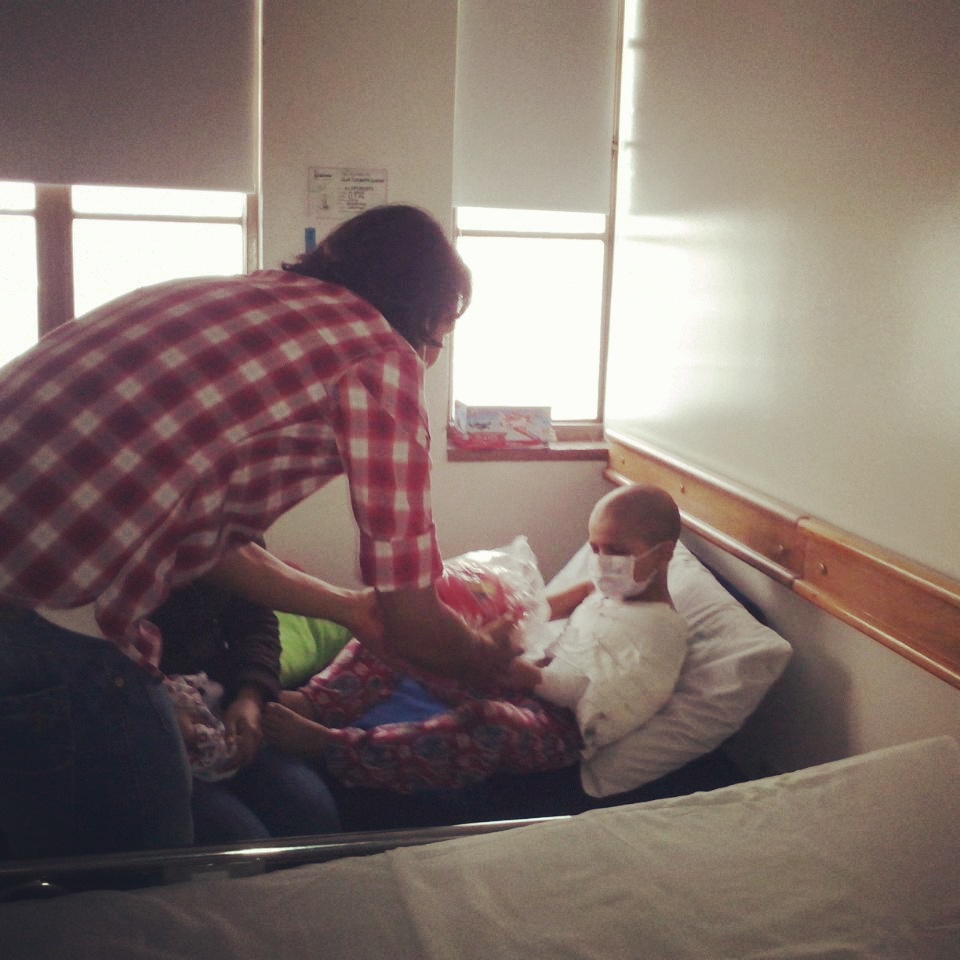 Diego Camacho, creador de la fundación Piensa en Grande acompañando a un niño durante la Navidad.