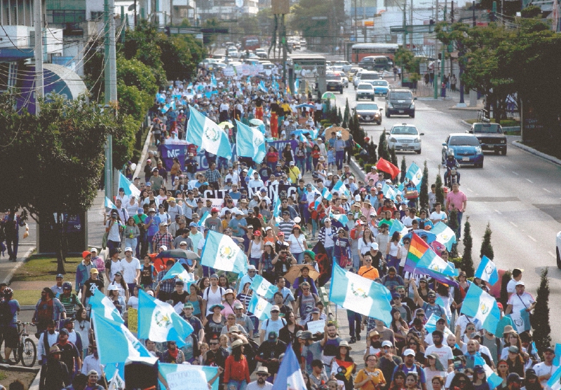 Miles de manifestantes marchan contra la decisión de cerrar la Cicig. / EFE