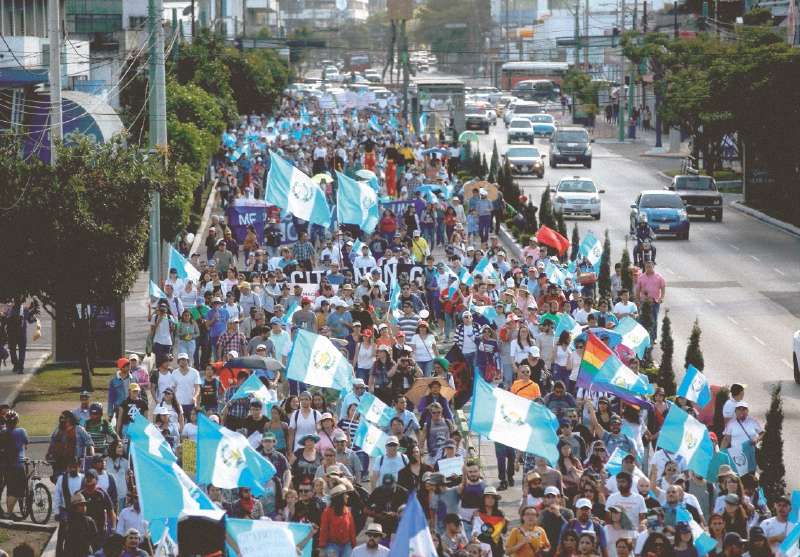 Miles de manifestantes marchan contra la decisión de cerrar la Cicig. / EFE
