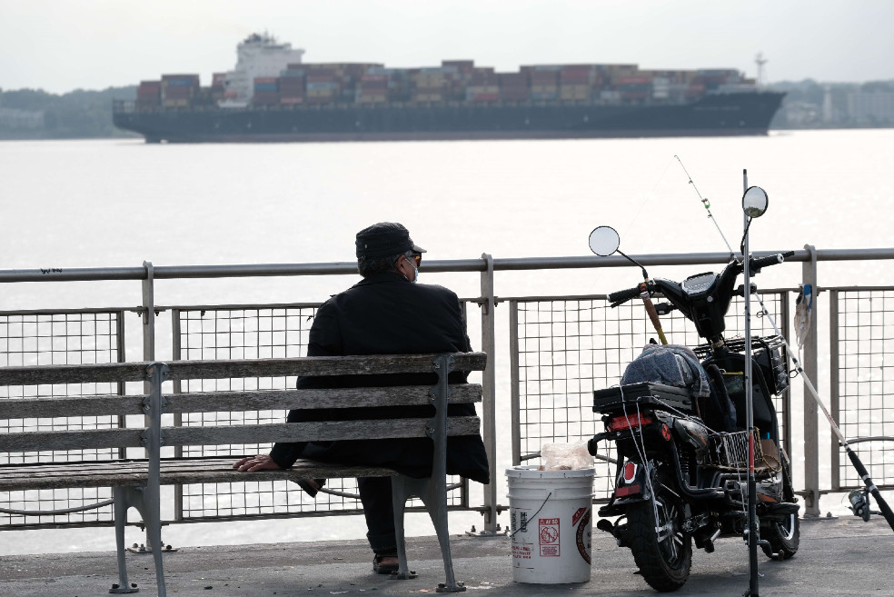 Un carguero arriba al puerto de Nueva York en medio de las disrupciones que subre la cadena de suministros mundial y que continúa afectando la economía estadounidense.