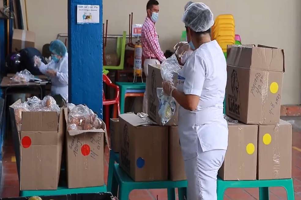 El programa había sido cancelado en la mañana, luego de que la Secretaría de Educación identificara alimentos en descomposición.