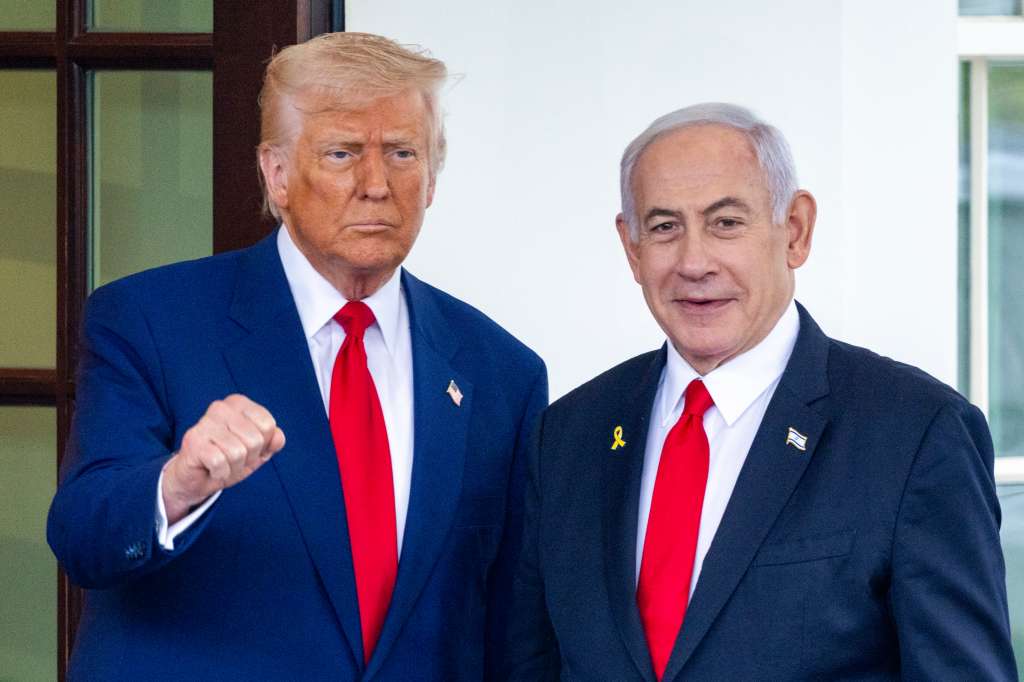 FOTODELDÍA - WASHINGTON, 07/04/2025.- El presidente de Estados Unidos, Donald J. Trump (izq.), saluda al primer ministro israelí, Benjamin Netanyahu (der.), a su llegada a una reunión en el Ala Oeste de la Casa Blanca en Washington, D.C., EE.UU., el 7 de abril de 2025. La conferencia de prensa del presidente Trump y el primer ministro Netanyahu en la Sala Este ha sido cancelada. EFE/SHAWN THEW