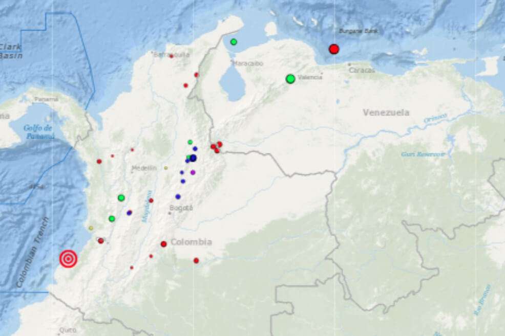 Los círculos rojos de la izquierda representan el sismo que se registró hoy en el Pacífico colombiano. 