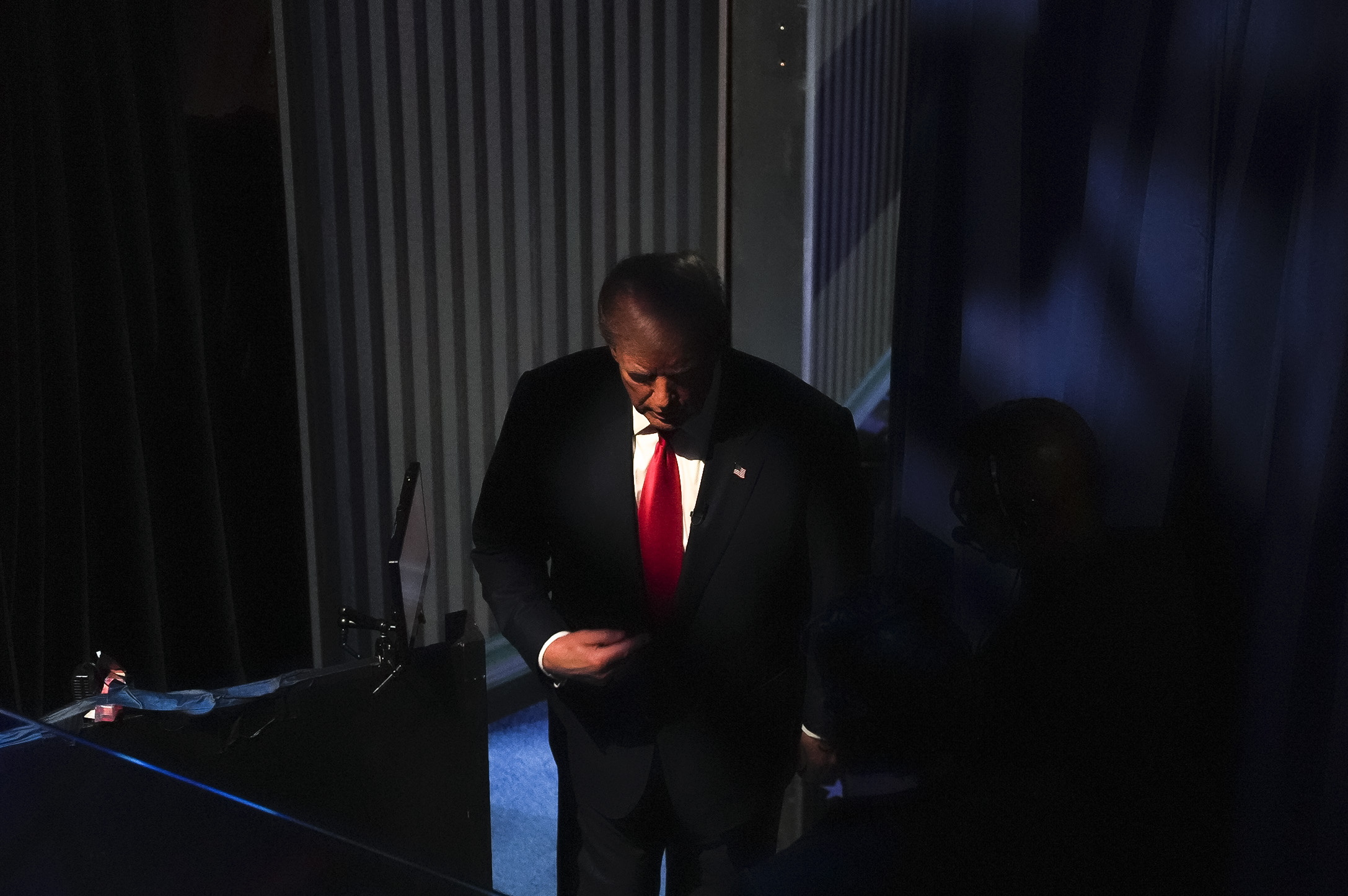 Philadelphia (United States), 11/09/2024.- Republican presidential candidate Donald J. Trump prepares to take the stage to meet Democratic presidential candidate US Vice President Kamala Harris at the start of a presidential debate hosted by ABC News at the National Constitution Center in Philadelphia, Pennsylvania, USA 10 September 2024. The 90 minute event is the only planned debate between the two candidates in the 2024 presidential election. (Filadelfia) EFE/EPA/DEMETRIUS FREEMAN / POOL