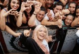 Karol G sorprende con concierto a reclusas de cárcel de Ibagué: este es el video