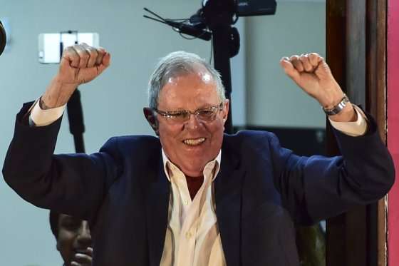 La estrecha votación le impone al nuevo presidente del Perú, Pedro Pablo Kuczynski, la necesidad de empezar a unir a un país polarizado. / AFP