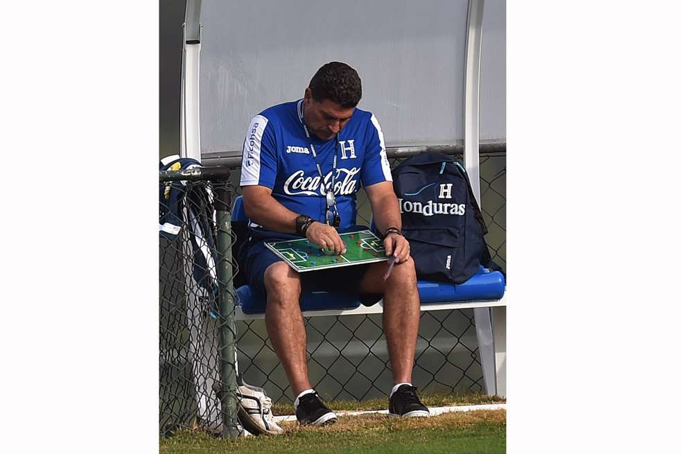 Luis Fernando Suárez planea el partido frente a Suiza. / AFP
