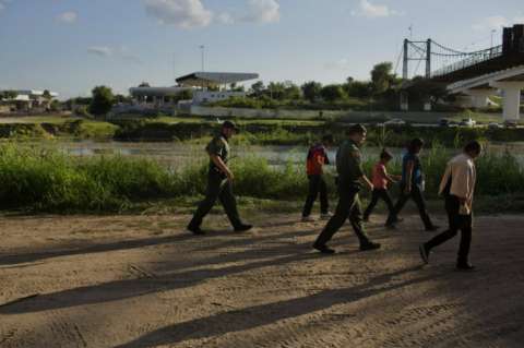 Inmigrantes cometen menos crímenes que nacidos en EE.UU., según informe