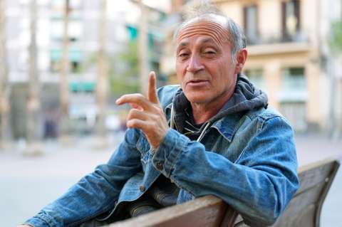 El escritor argentino Juan José Becerra: “Milei no abunda en salud mental”