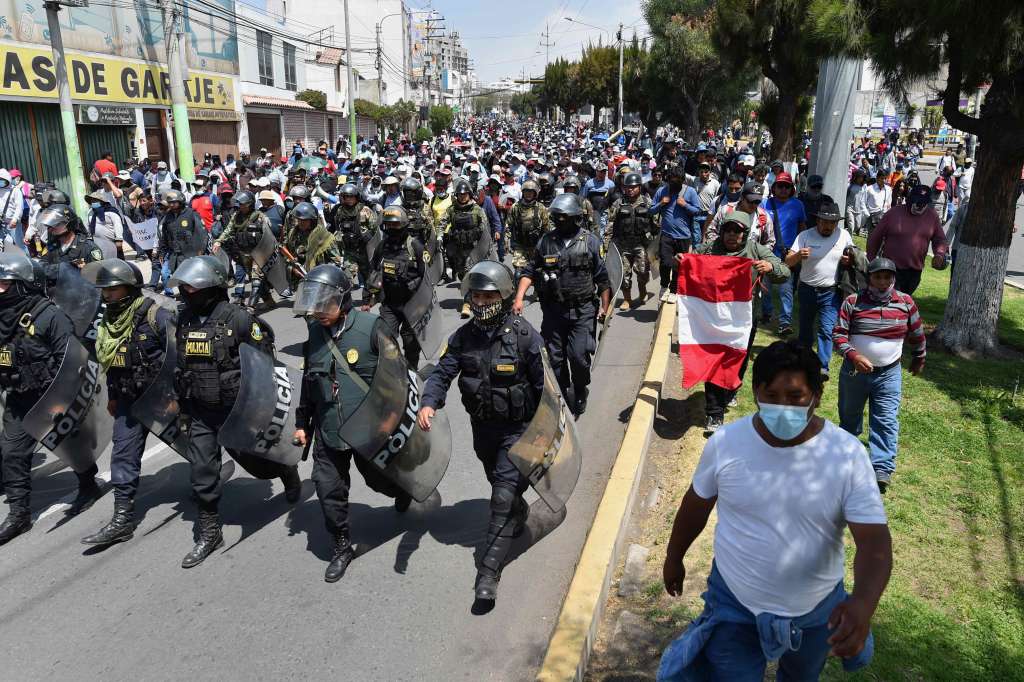 AME420. AREQUIPA (PERÚ), 14/12/2022.- Policías vigilan hoy una manifestación en Arequipa (Perú). El Gobierno peruano declaró este miércoles el estado de emergencia en todo el país por 30 días, lo que implica la suspensión de los derechos de reunión, inviolabilidad del domicilio y libertad de tránsito, entre otros, mientras evalúa la posibilidad de declarar un toque de queda. EFE/José Sotomayor