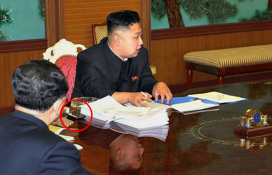 El líder norcoreano Kim Jong Un, durante la reunión de la comisión militar central de seguridad./ AFP