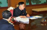 Se desata polémica por imagen de líder norcoreano con un Smartphone