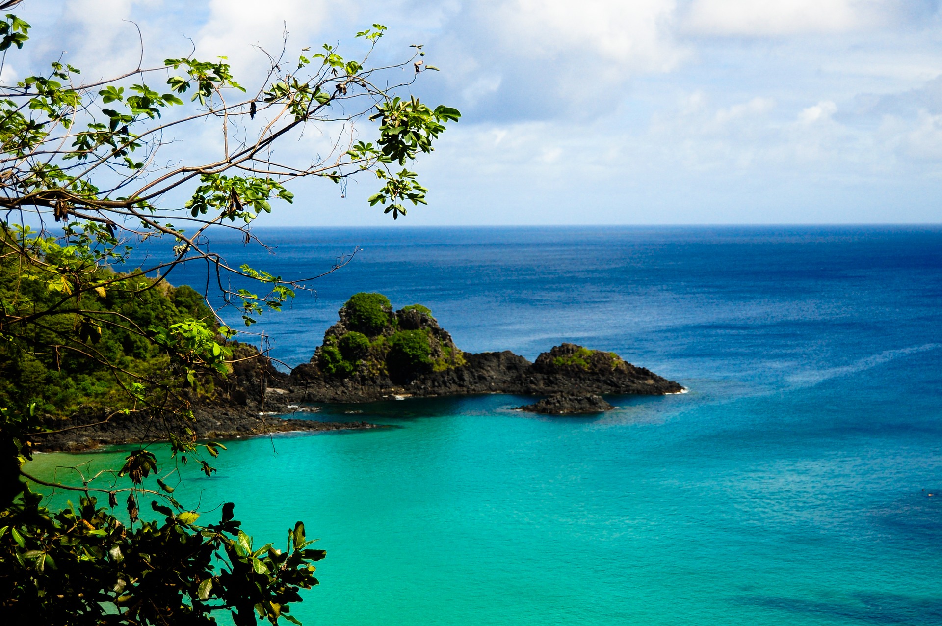 Fernando de Noronha es parte de un archipiélago volcánico que limita el turismo a varios cientos de llegadas por día.