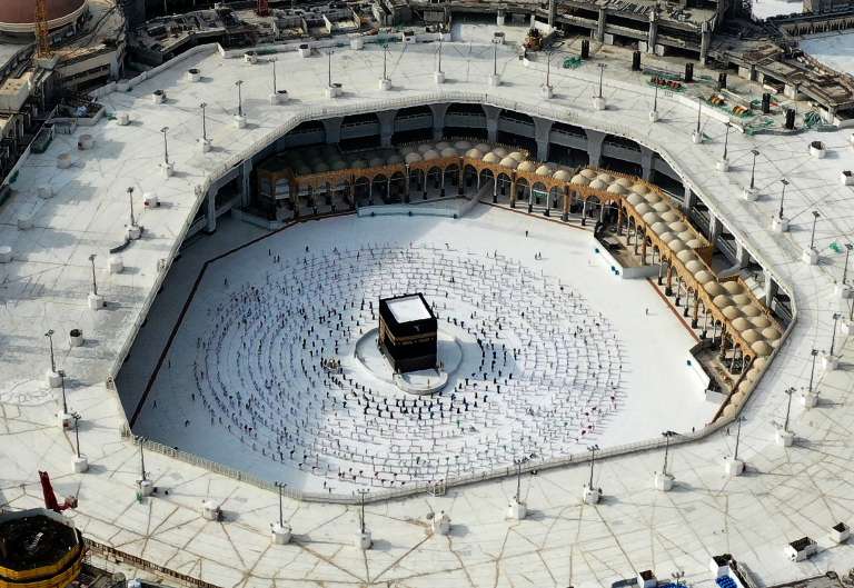 Fieles musulmanes continuaron llegando este domingo a la ciudad santa de la Meca en Arabia Saudita en el segundo día de la gran peregrinación anual musulmana, marcada nuevamente como el año pasado por una reducción de las personas autorizadas a participar a raíz del covid.