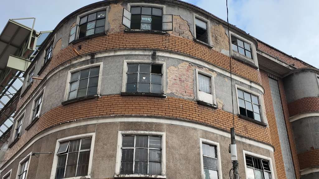 El Bronx Distrito Creativo se desarrolla en dos fases. En la primera se entregarán la plazoleta sobre la avenida Caracas, la Facultad de Medicina restaurada y espacios destinados a la circulación y comercialización de emprendimientos. Estos espacios también permitirán presentaciones de artes vivas, música, teatro y exposiciones.