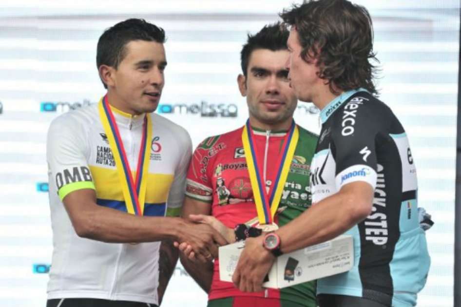 Rigoberto Urán saluda al Robinson Chalapud, campeón de la prueba de fondo de los nacionales de ruta del 2015.