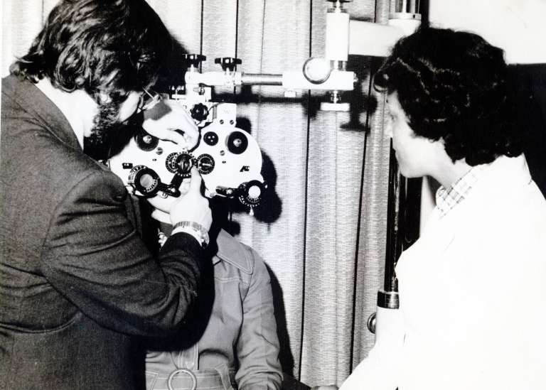 El 4 de agosto de 1966 se fundó la Facultad de Optometría en la Universidad de La Salle en Bogotá, la primera en el país y en Suramérica.