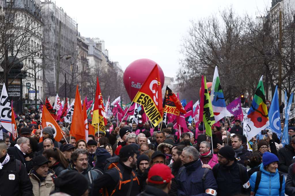 Paris (France), 19/01/2023.- Protesters demonstrate during a national strike against the government's reform of the pension system, in Paris, France, 19 January 2023. The French government plans to delay the minimum retirement age from 62 to 64 by 2030. (Protestas, Francia) EFE/EPA/YOAN VALAT