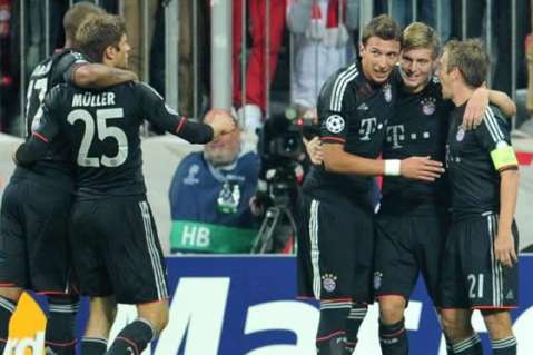 El Bayern se impone al Schalke y el Dortmund cae en Hamburgo