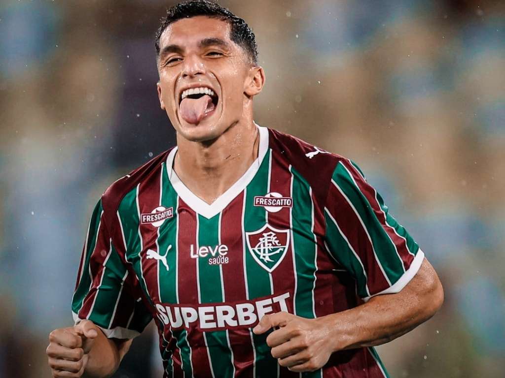 Kevin Serna celebrando su gol de cabeza con Fluminense durante un partido del campeonato carioca contra Maricá.