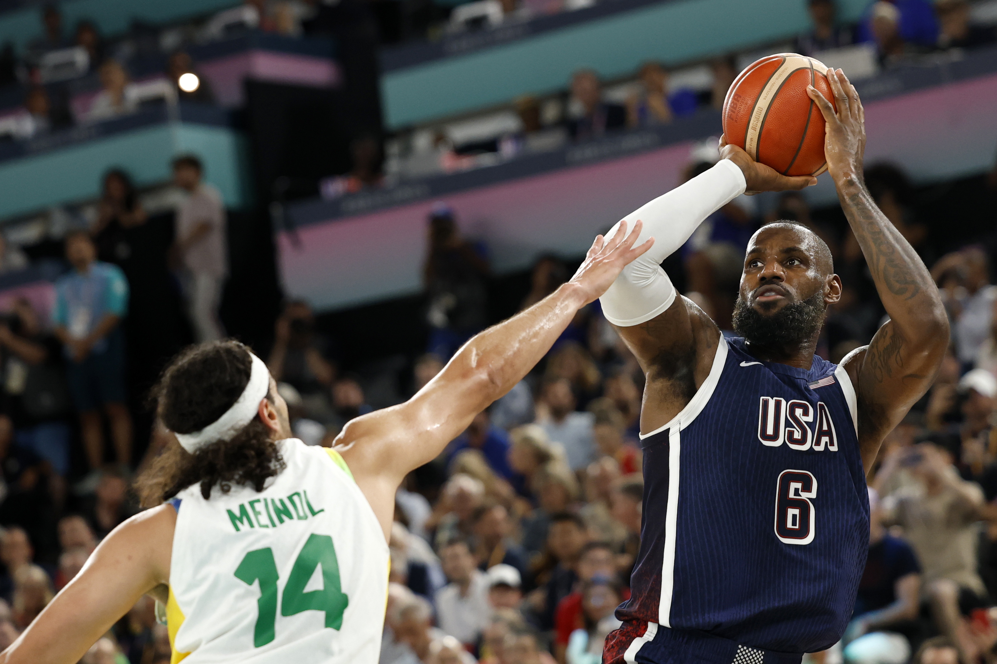 Paris (France), 06/08/2024.- LeBron James of the US (R) and Leo Meindl of Brazil in action during the men's quarterfinal match between Brazil and USA in the Basketball competitions in the Paris 2024 Olympic Games, at the South Paris Arena in Paris, France, 06 August 2024. (Baloncesto, Brasil, Francia) EFE/EPA/CAROLINE BREHMAN