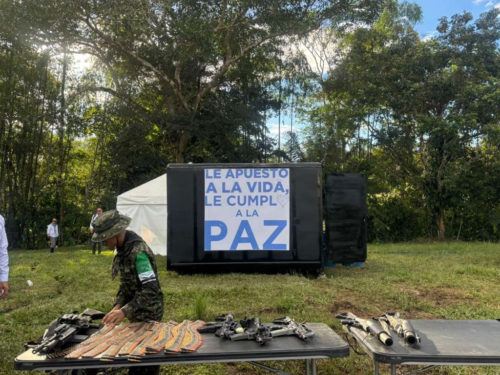 Uno de los momentos centrales de la jornada fue la dejación de armas.