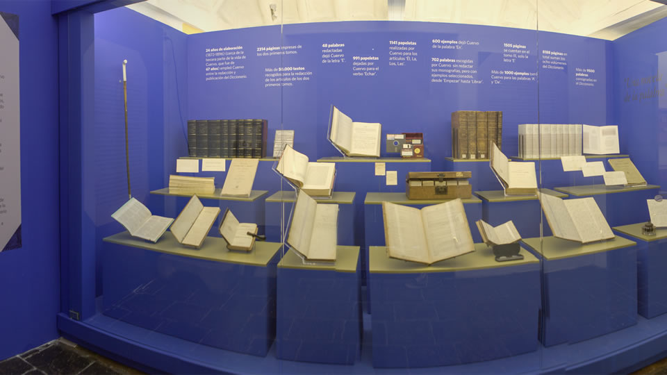 Vitrina del Instituto Caro y Cuervo, en el centro de Bogotá, donde se muestran los originales del Diccionario de Construcción y Régimen de la Lengua Castellana.