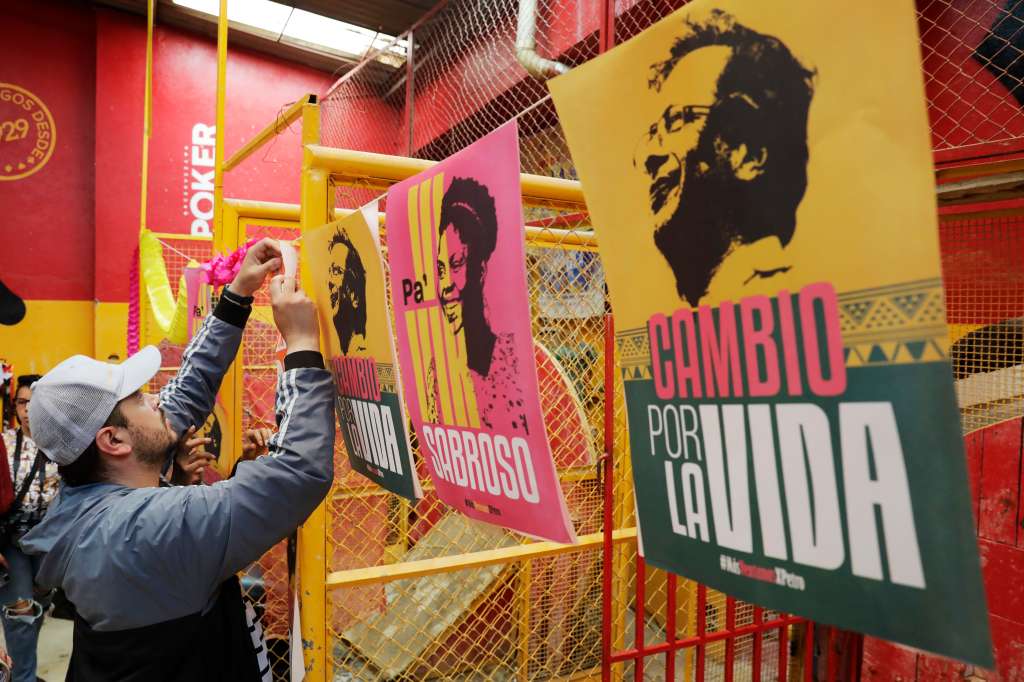 AME6256. BOGOTÁ (COLOMBIA), 12/06/2022.- Un simpatizante de la coalición de izquierda Pacto Histórico decora hoy el lugar elegido para el cierre de campaña del candidato a la presidencia de esa coalición, Gustavo Petro, en Bogotá (Colombia). Este domingo Colombia pone fin a una atípica campaña presidencial, marcada por la ausencia de grandes eventos o apariciones de los aspirantes, con una inusual jornada en la que los candidatos, Gustavo Petro y Rodolfo Hernández, han estado desaparecidos con cancelaciones de última hora a una semana de la cita definitiva. EFE/ Carlos Ortega