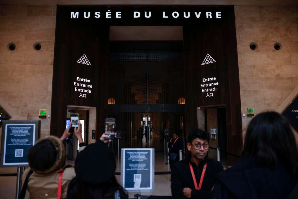 Paris (France), 12/01/2026.- Visitors gather by the closed doors of the Louvre Museum in Paris, France, 12 January 2026. The Louvre remains closed today after staff extended a strike that began in mid-December, demanding improved working conditions. (Francia) EFE/EPA/YOAN VALAT