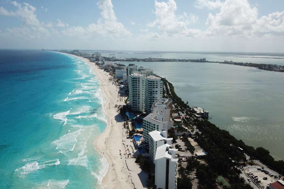 Cancún en tiempos de coronavirusEFEAlbarrán, explicó que promover e incrementar los procesos como los de higiene, complementarán ese objetivo de ganar la confianza del turista, pero que es necesario seguir repensando la manera de mejorar las experiencias, un reto que ya venían trabajando algunos participantes de la industria como los hoteles, que se vieron obligados por la aparición de las plataformas de hospedaje informal (aplicaciones), que brindan la opción de arrendar apartamentos.