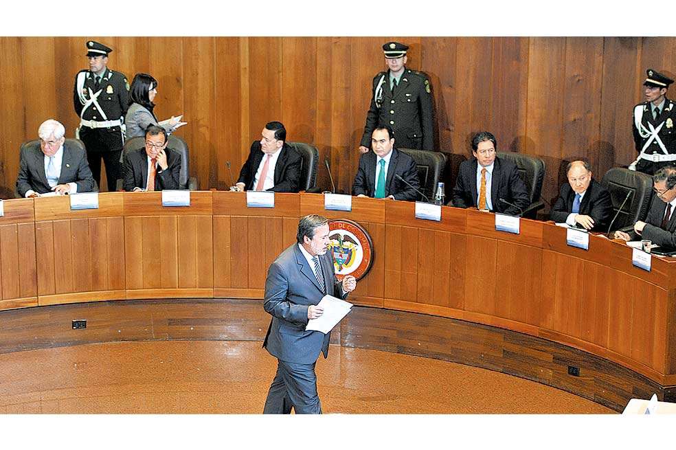 Gustavo Gallón en (centro) la audiencia en la Corte Constitucional el 25 de julio.