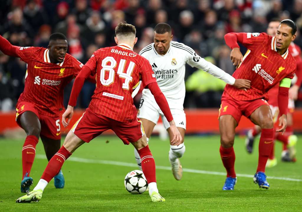 Liverpool (United Kingdom), 27/11/2024.- Virgil van Dijk (R), Ibrahima Konate (L) and Conor Bradley of Liverpool in action against Kylian Mbappe (C) of Real Madrid during the UEFA Champions League match between Liverpool and Real Madrid in Liverpool, Britain, 27 November 2024. (Liga de Campeones, Reino Unido) EFE/EPA/PETER POWELL