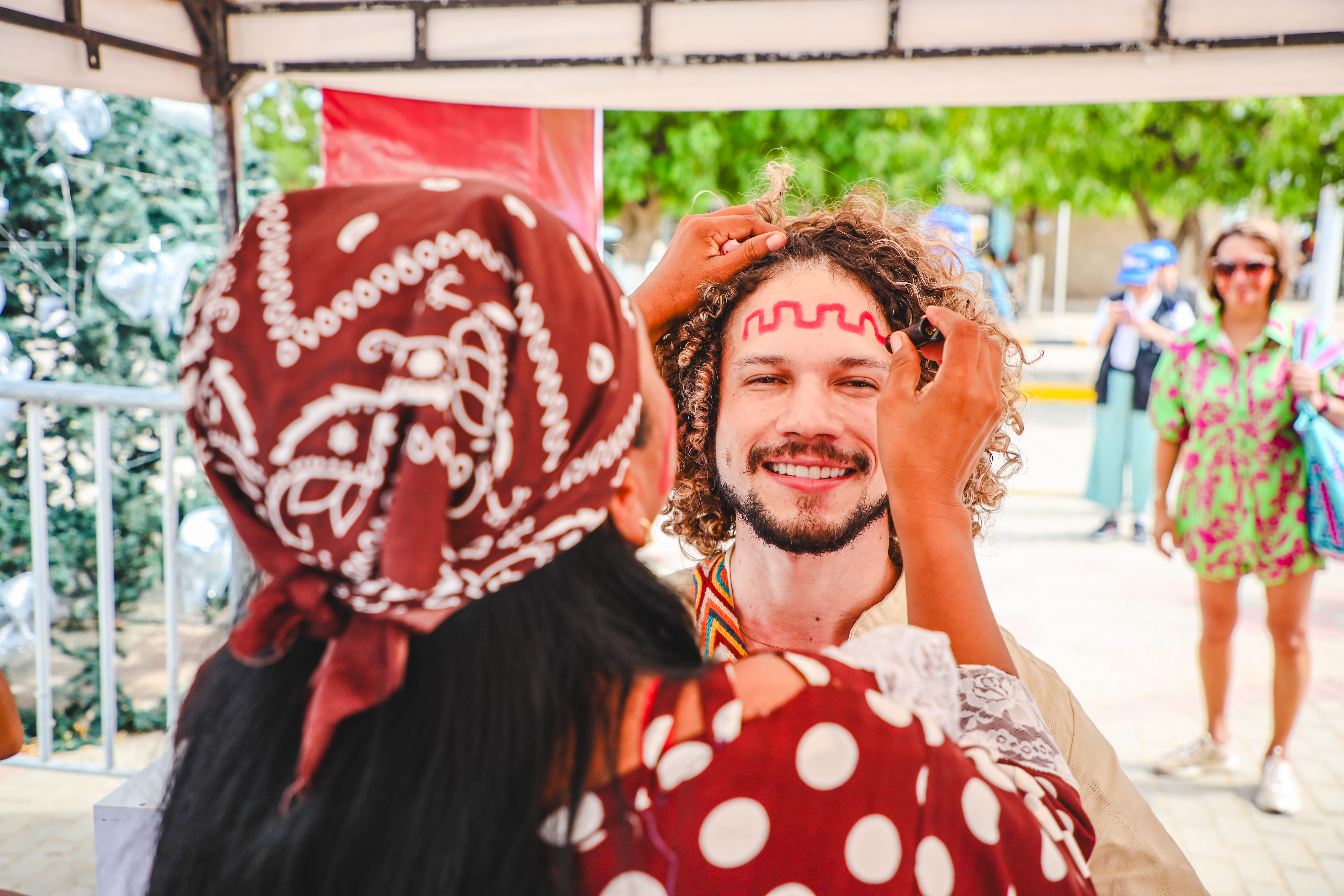 Las comunidades afrodescendientes e indígenas Wayuu comparten sus tradiciones, gastronomía, tejidos y rituales.
