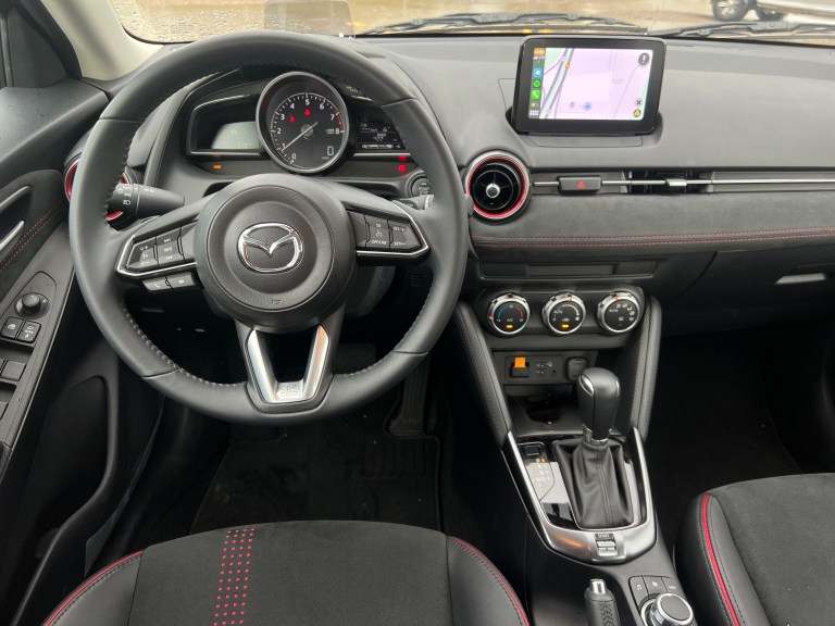 El sistema multimedia del Mazda 2 con motor de 2.0 litros incluye una pantalla táctil de siete pulgadas, con Apple CarPlay inalámbrico.
