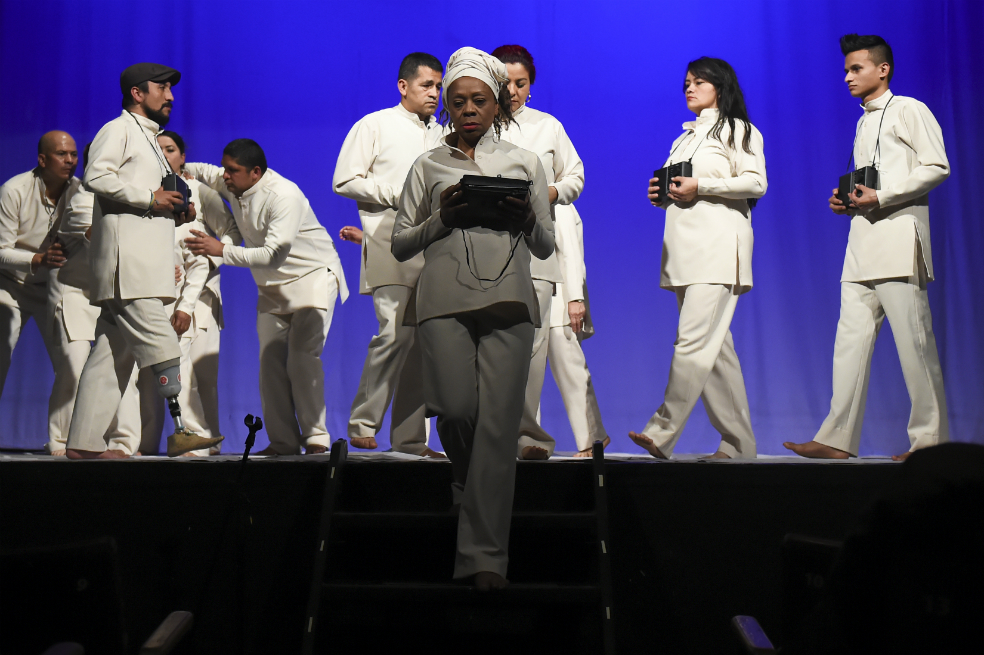 La obra teatral Victus, dirigida?? ??por?? ??Alejandra?? ??Borrero??, ??reúne ??víctimas?? ??civiles,?? ??militares?? ??y?? ??policías?? ??en?? ??retiro, excombatientes ??de?? ??las?? ??Farc ??y?? ??ELN?? ??y?? ??exintegrantes?? ??de?? ??las?? ??AUC. / Cortesía El Espectador.