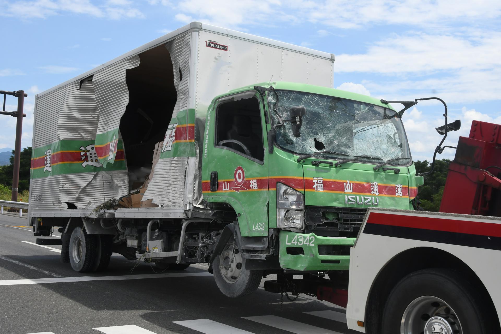 Kashima (Japan), 29/07/2026.- Trucks being carried out of the heavily damaged Aeon Mall Kumamoto building in Kashima, Kumamoto Prefecture, southwestern Japan, 29 July 2026. At least 13 people have died and several were injured after a 7.1-magnitude earthquake struck Kumamoto Prefecture, damaging infrastructure including a shopping mall and a factory, according to Japanese Prime Minister Sanae Takaichi. (Terremoto/sismo, Japón) EFE/EPA/JIJI PRESS JAPAN OUT EDITORIAL USE ONLY EDITORIAL USE ONLY