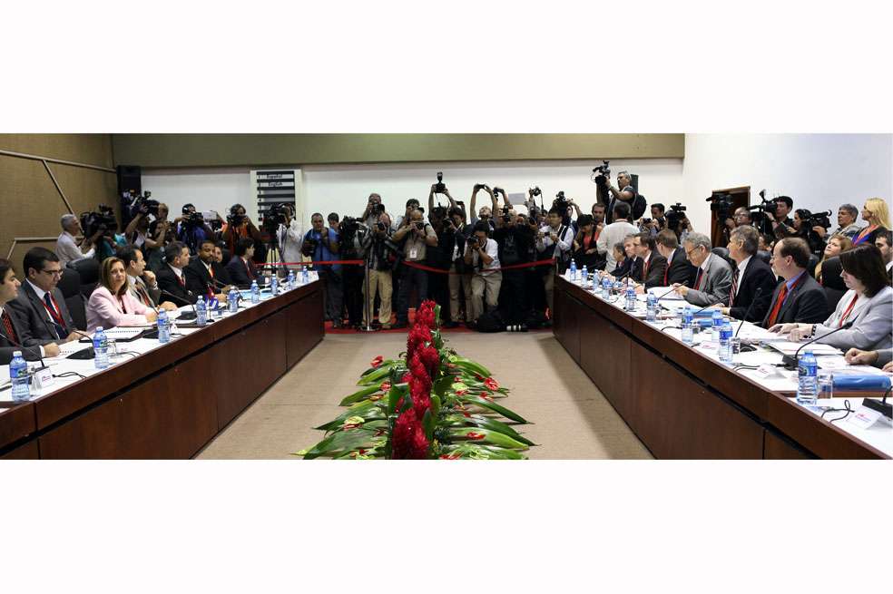 Las delegaciones de Cuba (izq.) y Estados Unidos (der.) se reúnen a puerta cerrada en el Palacio de Convenciones de La Habana. / EFE
