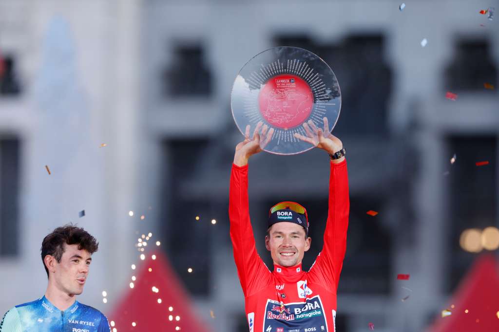 MADRID, 08/09/2024.- El ciclista esloveno del Bora Primoz Roglic, en el podio como ganador de La Vuelta a España 2024, y el ciclista australiano del equipo Decathlon AG2R Ben O´Connor (i), segundo clasificado, tras la contrarreloj individual de la última etapa con un recorrido de 24,6 KM con salida y llegada en Madrid.- EFE/ Javier Lizón