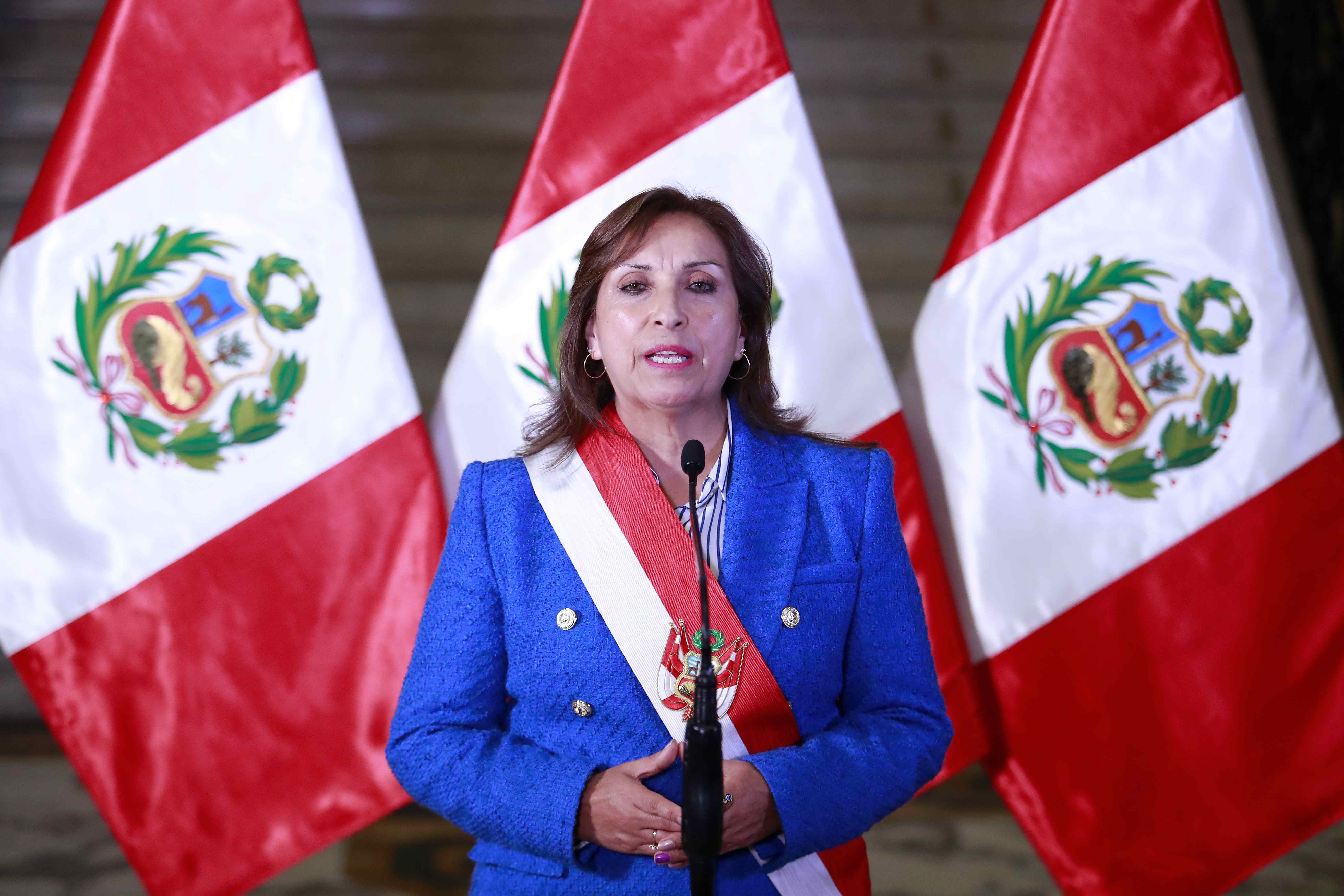 AME9858. LIMA (PERÚ), 12/12/2022.- Fotografía cedida por presidencia de Perú de la presidenta de Perú, Dina Boluarte, minutos después de la medianoche hablando sobre que enviará al Congreso un proyecto de ley para adelantar las elecciones generales a abril de 2024, una reclamación de los manifestantes que han salido en los últimos dos días a las calles en unas protestas en las que han fallecido dos personas, hoy en Lima (Perú). "He decidido asumir la iniciativa para lograr un acuerdo con el Congreso para adelantar las elecciones generales para abril de 2024. En los próximos días remitiré al Congreso un proyecto de ley de adelanto de las elecciones", dijo Boluarte en una alocución. EFE/ Presidencia Del Perú/ SOLO USO EDITORIAL/NO VENTAS/SOLO DISPONIBLE PARA ILUSTRAR LA NOTICIA QUE ACOMPAÑA/CRÉDITO OBLIGATORIO