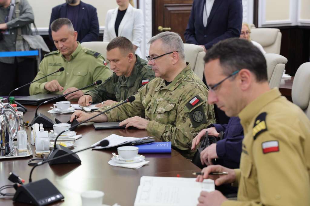 Warsaw (Poland), 10/09/2025.- Chief of the General Staff of the Polish Armed Forces, General Wieslaw Kukula (2-R) attends an extraordinary government meeting at the Chancellery of the Prime Minister in Warsaw, Poland, 10 September 2025, held in connection with the nighttime violation of Polish airspace by Russian drones. (Polonia, Varsovia) EFE/EPA/Szymon Pulcyn POLAND OUT
