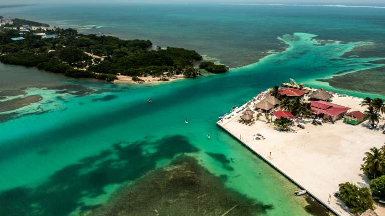 The Split, el canal que divide Caye Caulker en dos, es el principal punto de encuentro de la isla y uno de los mejores lugares para nadar, descansar y contemplar el atardecer.